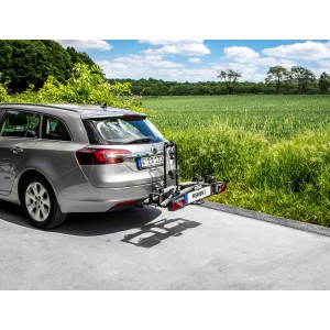 Eufab Premium 2 Fahrrad-Kupplungsträger am Auto montiert. Sicherer Transport für 2 Fahrräder.