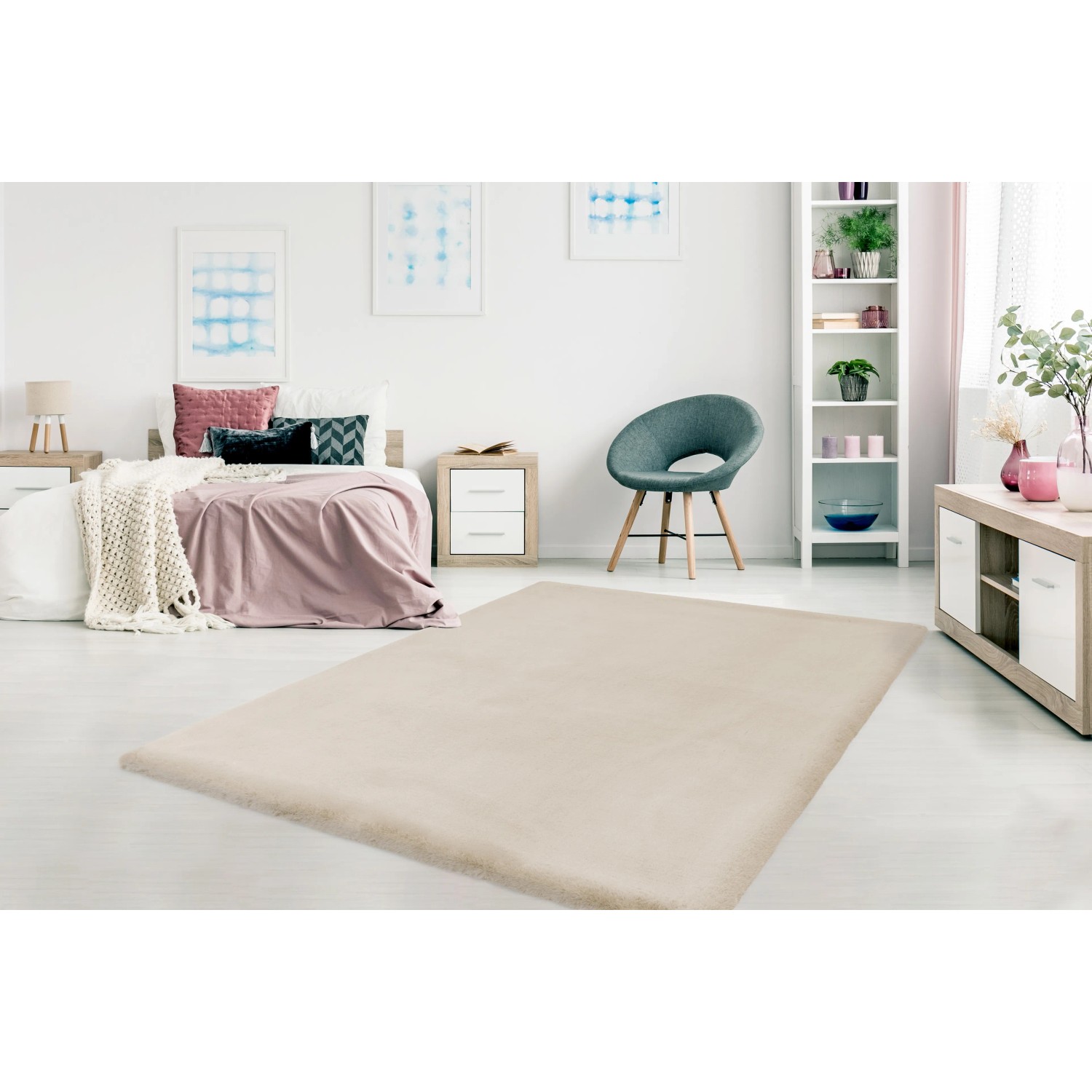 Lalee Hochflorteppich Heaven 800, ivory, 80x150 cm im Schlafzimmer.