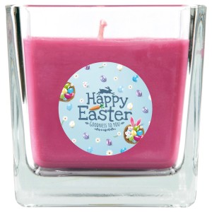 Viereckige, lila Duftkerze im Glas mit Oster-Motiv "Happy Easter" für eine gemütliche Atmosphäre.