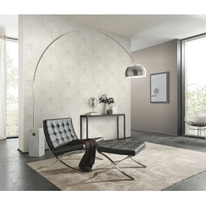 Wohnraum mit Erismann Vliestapete Aurora Liquid Aura Creme mit Marmorwirbeln.