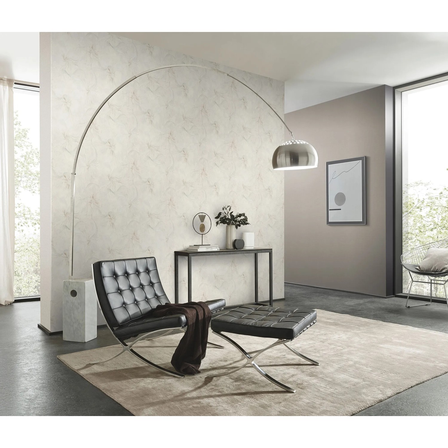 Wohnraum mit Erismann Vliestapete Aurora Liquid Aura Creme mit Marmorwirbeln.