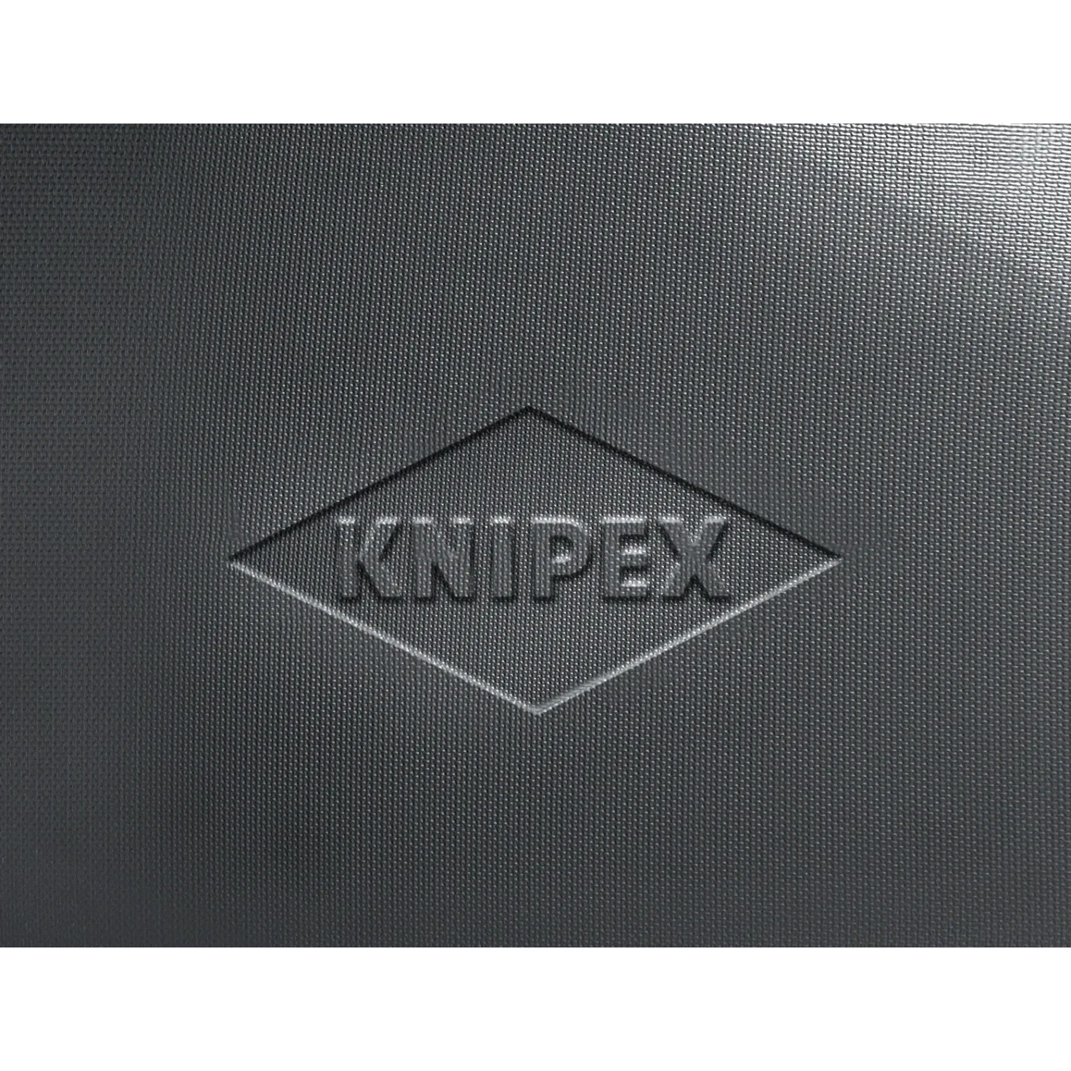 Detailaufnahme: Schwarzer Knipex Werkzeugkoffer Basic mit Zahlenschloss und Knipex Logo.
