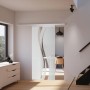 inova Glasschiebetür mit wellenförmigem, satiniertem Design und Softclose Funktion im Wohnraum.