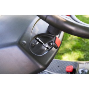 Detailaufnahme: Bedienelemente des Al-Ko Benzin-Rasentraktor Comfort 18-111.4 HDS-A V2.