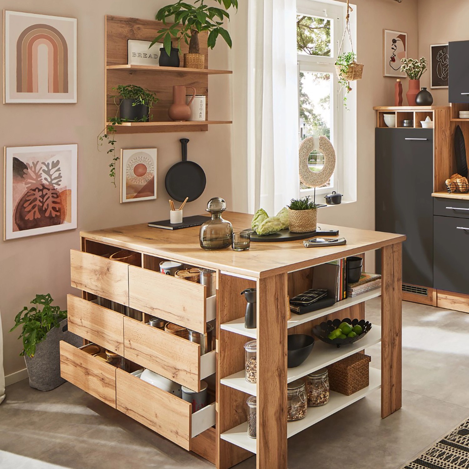 Respekta Winkelküche Hilde in Grau mit Kücheninsel und offenen Regalen.