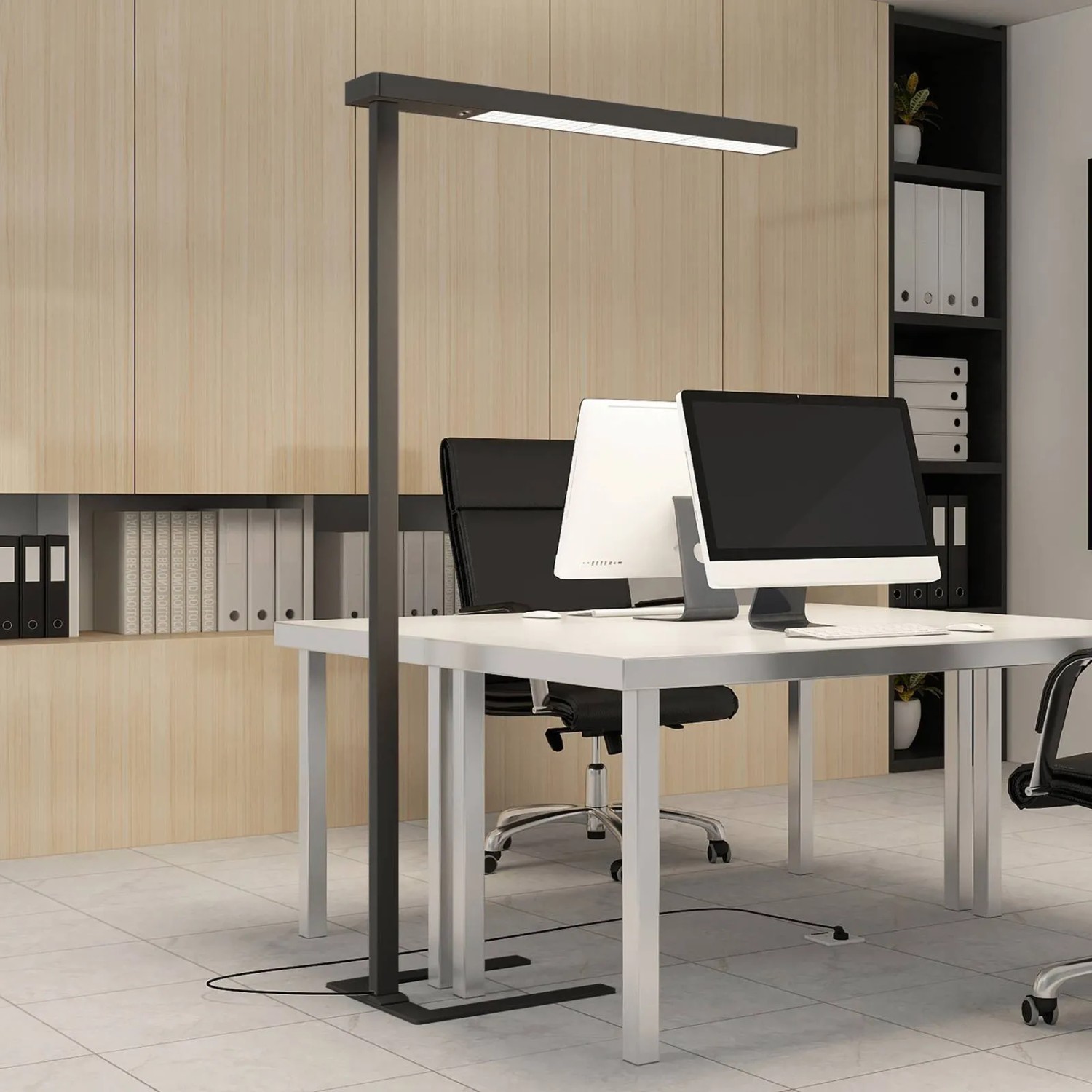 Moderne, dimmbare Arcchio LED Bürostehleuchte Susi in Schwarz mit Bewegungsmelder für das Arbeitszimmer.