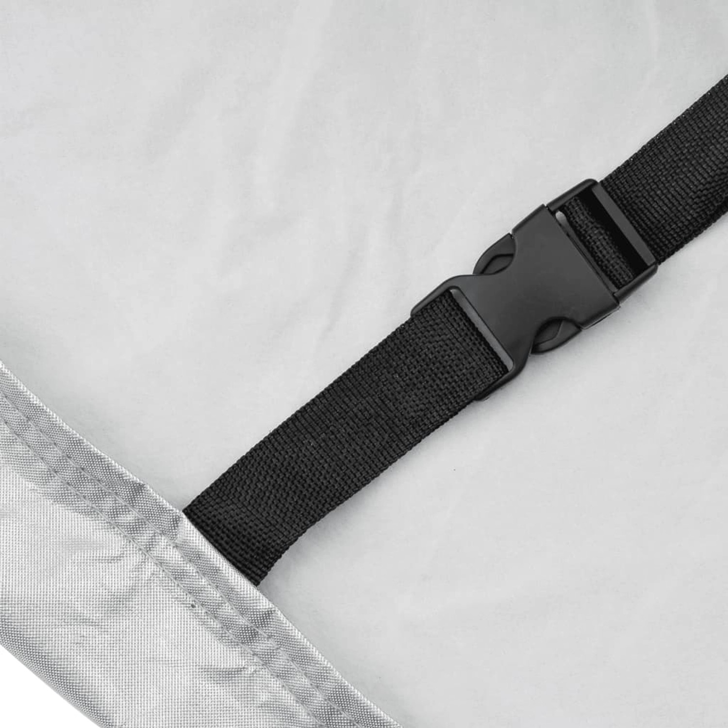 Detailaufnahme: Silberne Autoabdeckung XL mit Schnallenriemen für Limousine.