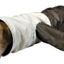 Katze im Trixie Spieltunnel aus Polyester, ø 30 cm x 115 cm, mit vier Eingängen.