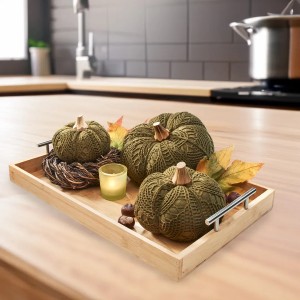 Kobolo Deko Kürbis Set, 3 grüne Textil Kürbisse auf Holztablett mit Herbstdeko.