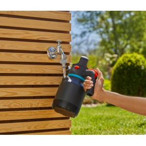 Gardena Drucksprüher 1,25 l beim Befüllen am Wasserhahn im Garten.