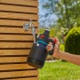 Gardena Drucksprüher 1,25 l beim Befüllen am Wasserhahn im Garten.