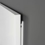 Weiße Vasner Hybrid-Infrarotheizung Konvi 900 W an grauer Wand, Detailaufnahme.
