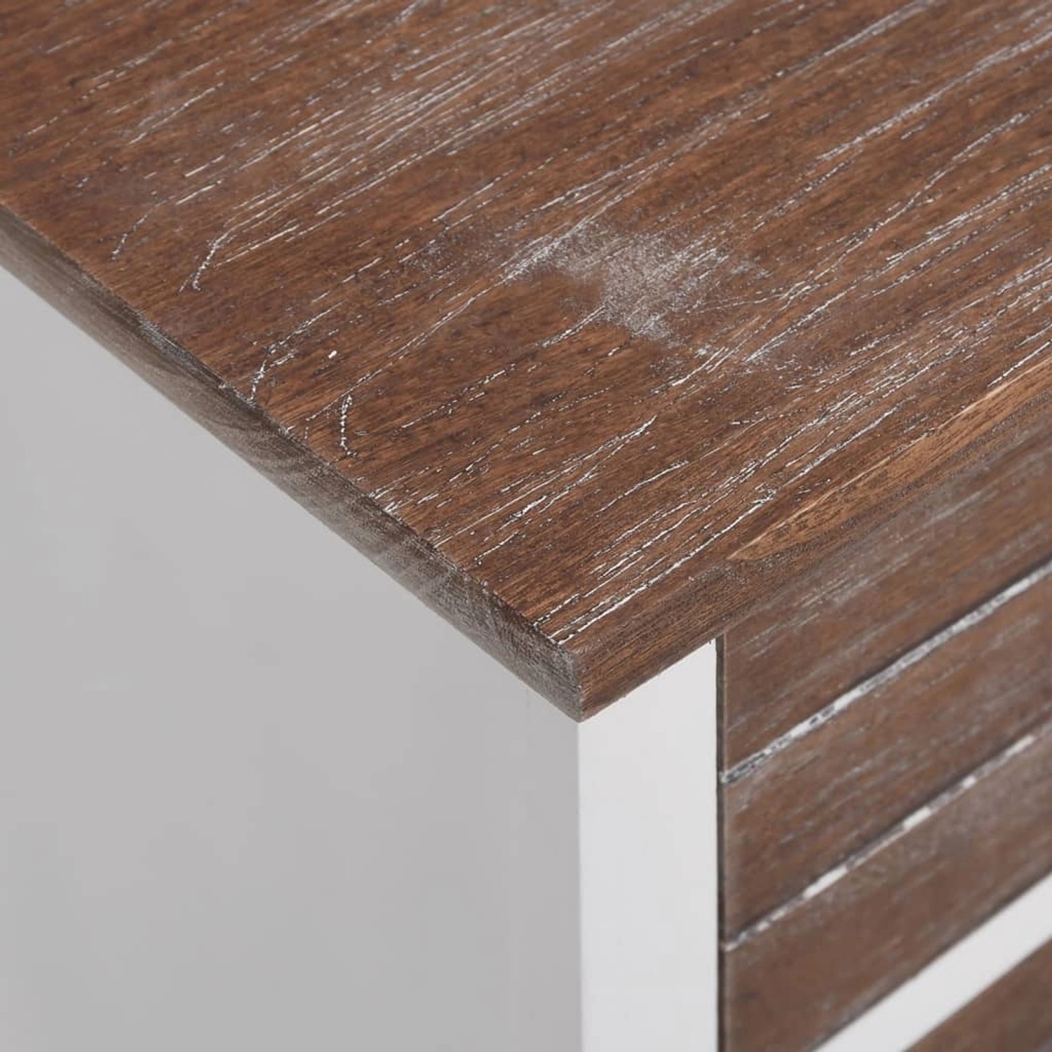 Detailansicht: Braun-weißer Nachttisch mit 2 Schubladen aus Holz, Teil eines 2er Sets.