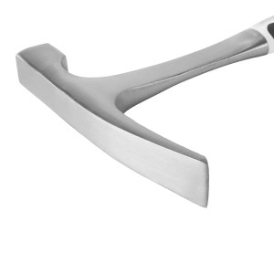 Detailaufnahme eines STAHLWERK Maurerhammers aus dem Hammer Set, Handwerkzeug aus Stahl.