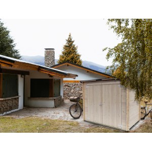 Holzhaus Bh16 Cover 218x130 cm im Garten, ideal als Gerätehaus oder Fahrradunterstand.
