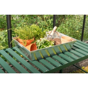 Pergart Pflanzwanne aus galvanisiertem Aluminium mit Pflanzen und Gartenzubehör.