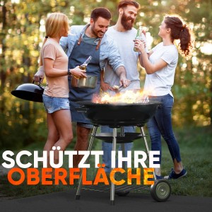 Feuerfeste Unterlage unter Grill mit feiernden Personen. Brandschutzmatte für Grillzubehör.