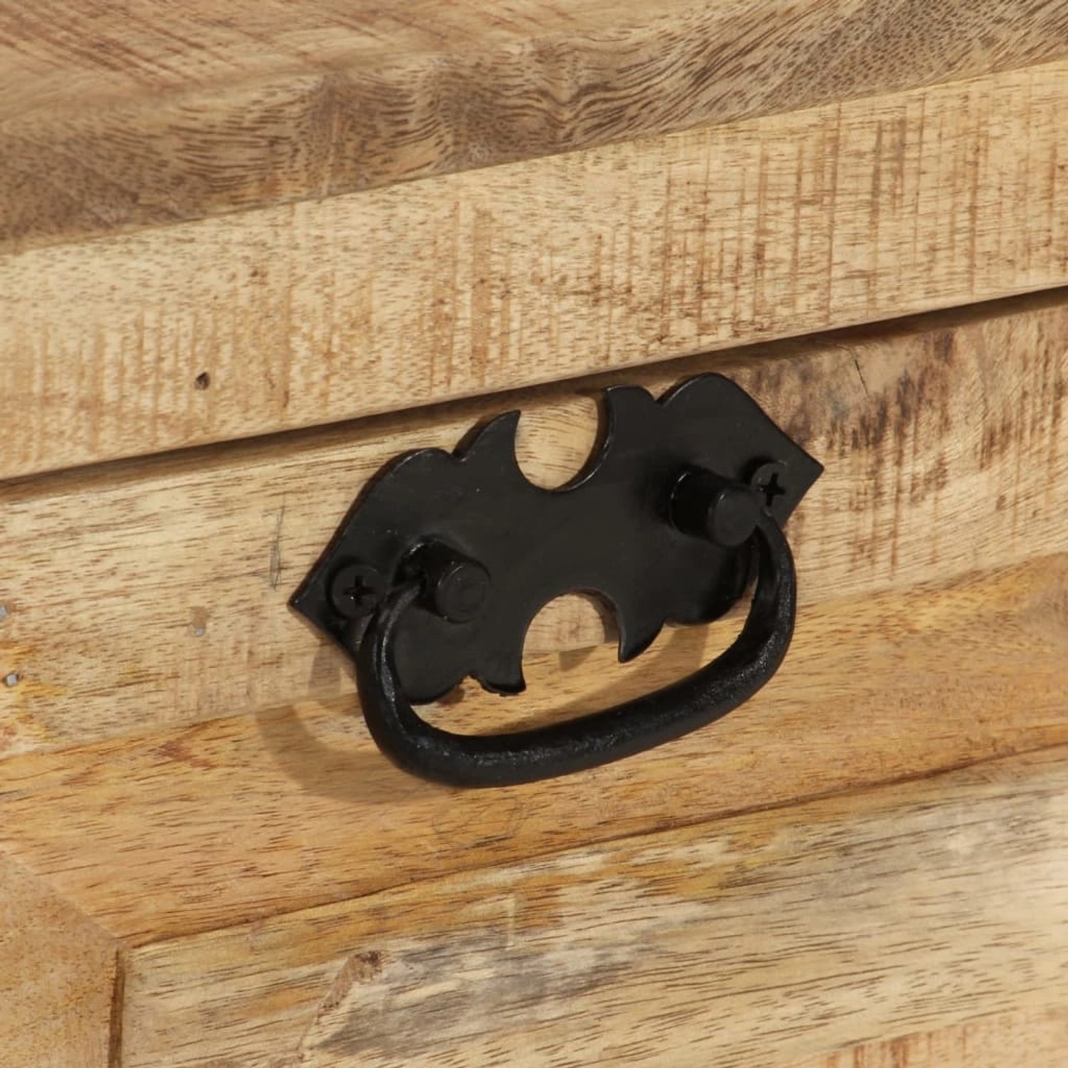 Detailansicht: Schuhbank aus Mango-Massivholz mit schwarzem Metallgriff.