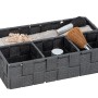 Dunkelgrauer Wenko Aufbewahrungskorb Adria Klein mit vier Fächern und diversen Badutensilien.