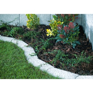 Mähkante "Mini" in Weiß wassergestrahlt als Rasenkante im Garten.