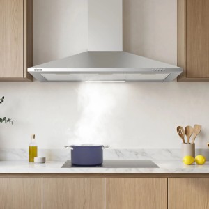 Silberne CIARRA Wandhaube 90 cm mit LED-Beleuchtung über Kochfeld in moderner Küche, Dampf steigt auf.