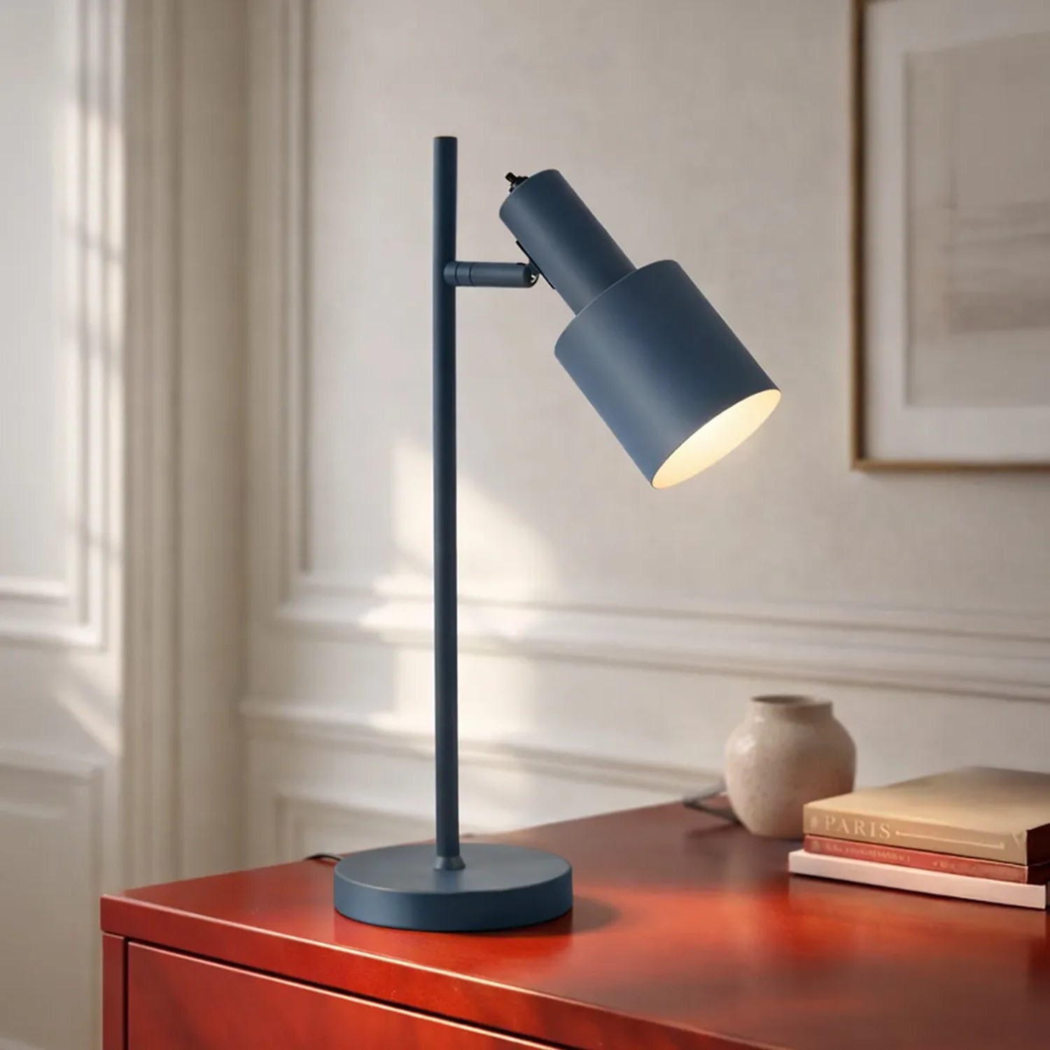Moderne blaue Tischleuchte Stijn von QAZQA, ideal als Innenleuchte für Büro und Wohnraum.