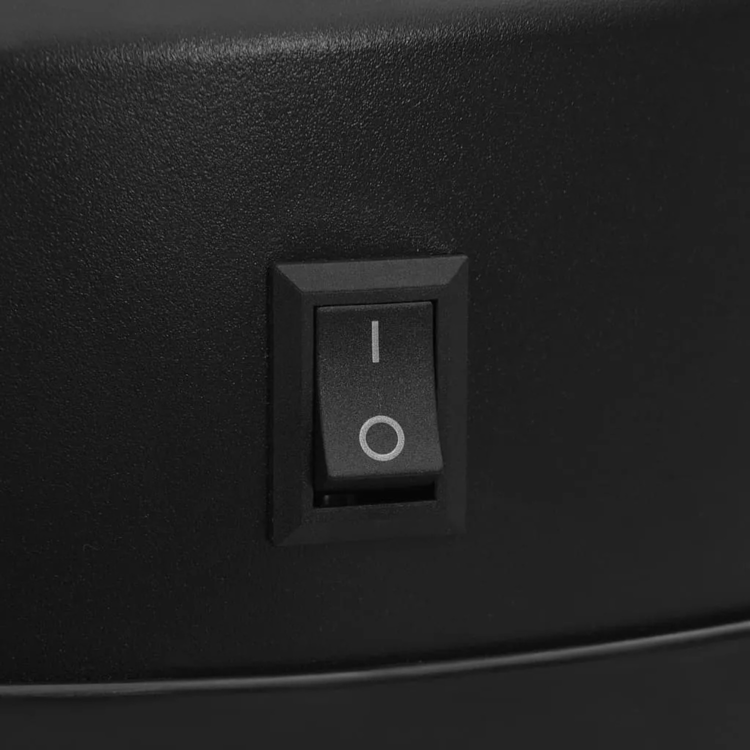 Detailaufnahme: Ein/Aus-Schalter am schwarzen vidaXL Sensor-Mülleimer aus Kohlenstoffstahl.