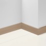 Parador Sockelleiste SL 18 D148 Eiche, montiert an einer weißen Wand und Boden.