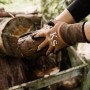 Kent & Stowe Gartenhandschuhe Sure & Grip, Größe L, braun-schwarz, beim Holz tragen.