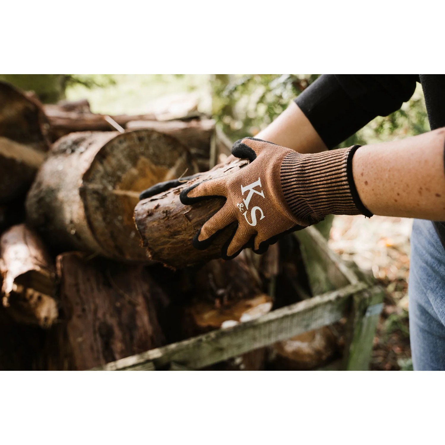 Kent & Stowe Gartenhandschuhe Sure & Grip, Größe L, braun-schwarz, beim Holz tragen.