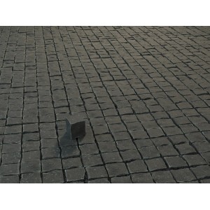 Verlegte, hellgraue Basalt-Pflastersteine (9x9 cm) für den Außenbereich.