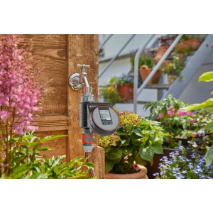 Gardena Bewässerungscomputer Flex am Wasserhahn mit Schlauch im Garten.