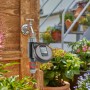 Gardena Bewässerungscomputer Flex am Wasserhahn mit Schlauch im Garten.