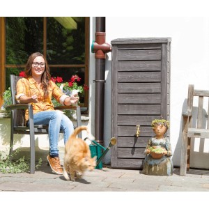 Arves Regentonne Norway 230 l dunkelbraun im Garten mit Frau, Katze und Dekoration.