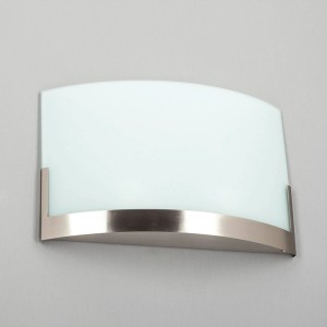 Moderne Lindby Wandleuchte Karla in Alu mit satiniertem Glas, 2-flammig für Innenräume.