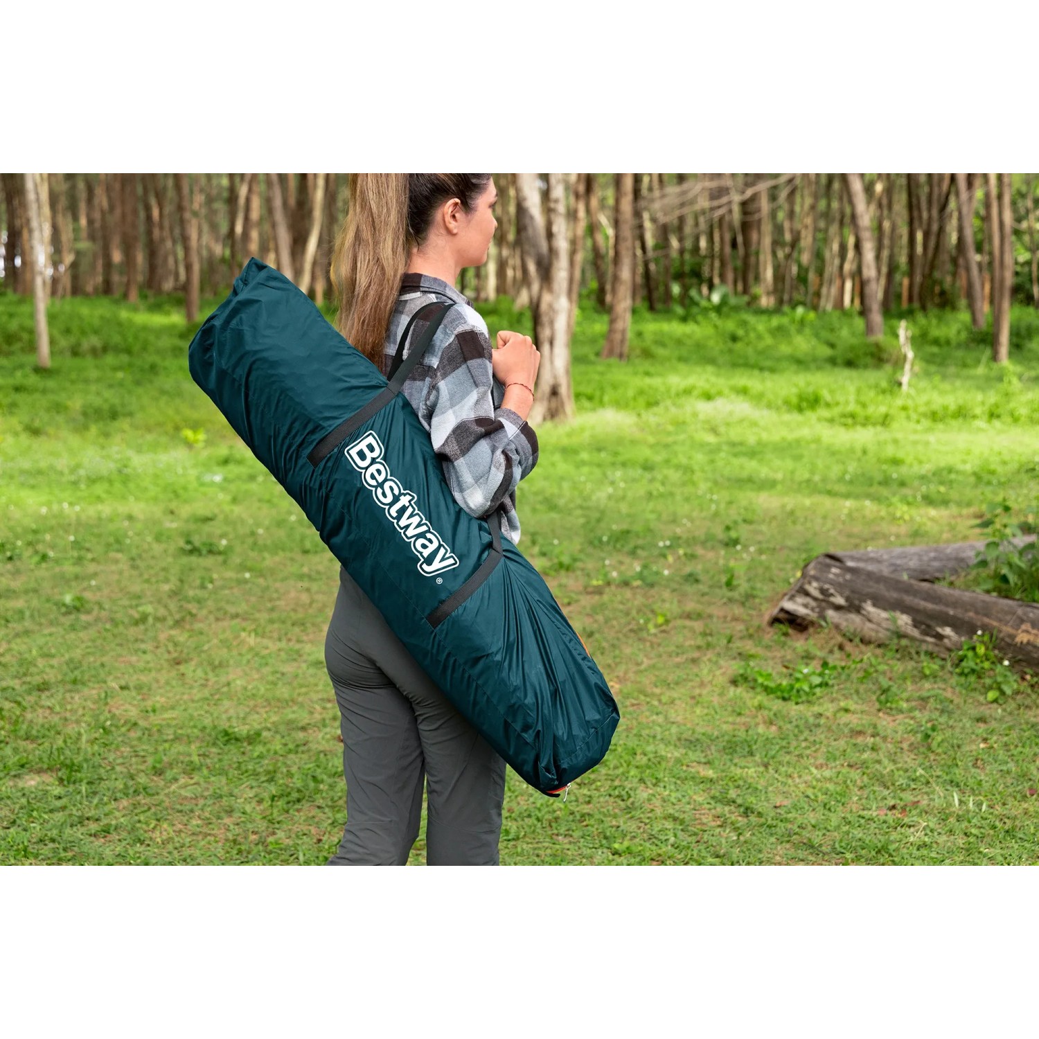 Frau trägt verpacktes Bestway Zelt für 4 Personen in grüner Tragetasche. Camping & Zubehör.