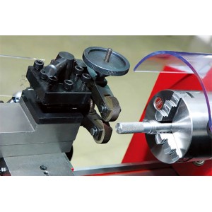 Rotwerk Rändelzange 45 mm in Aktion an einer Drehmaschine zur Herstellung eines Kreuzrändels.