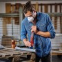 Mann schneidet Rohr mit Einhell Multifunktionswerkzeug TC-MG 250 CE. Multitool im Einsatz.