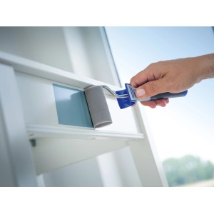 Hand mit LUX Schaumroller (7 cm) beim Lackieren eines Fensterrahmens.