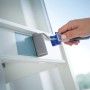 Hand mit LUX Schaumroller (7 cm) beim Lackieren eines Fensterrahmens.