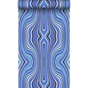 Gerollte Vliestapete mit grafischem Linienmuster in Blau, Türkis und Weiß. Dekorative Tapete für Wände.
