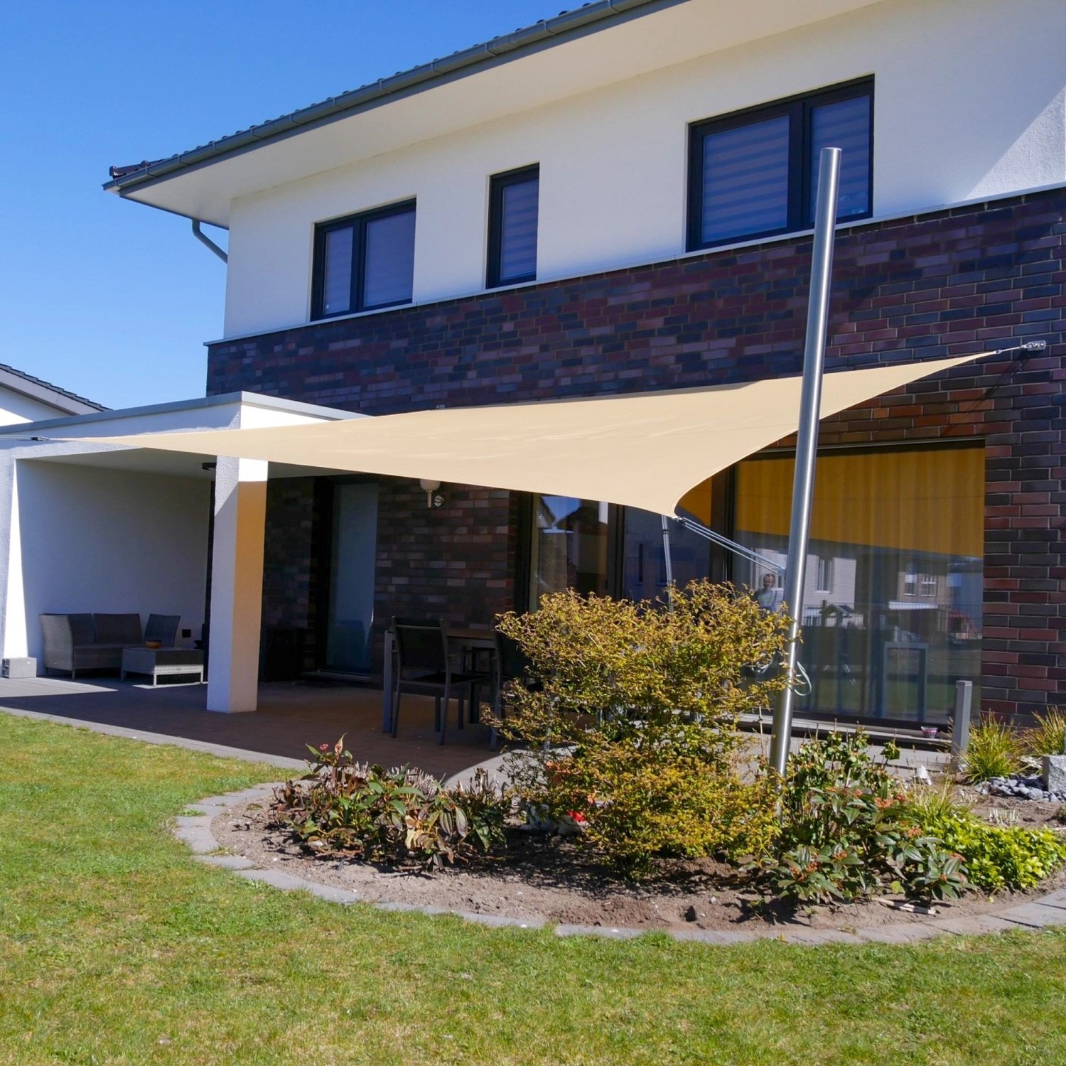 Rechteckiges, sandfarbenes Toldoro Sonnensegel (4x3m) spendet Schatten auf Terrasse.