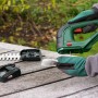 Bosch AdvancedShear 18V-10 Akku Gras- und Strauchschere mit Aufsätzen auf Holztisch.