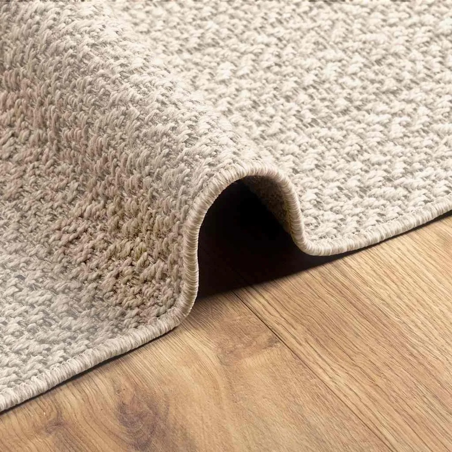 Nahaufnahme des cremefarbenen vidaXL Outdoor-Teppichs ZIZUR mit Jute-Optik und gewebter Struktur auf Holzboden.