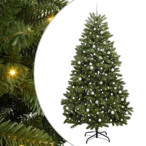 Geschmückter, künstlicher, grüner Weihnachtsbaum (240 cm) mit LED-Lichtern und weißen Kugeln.
