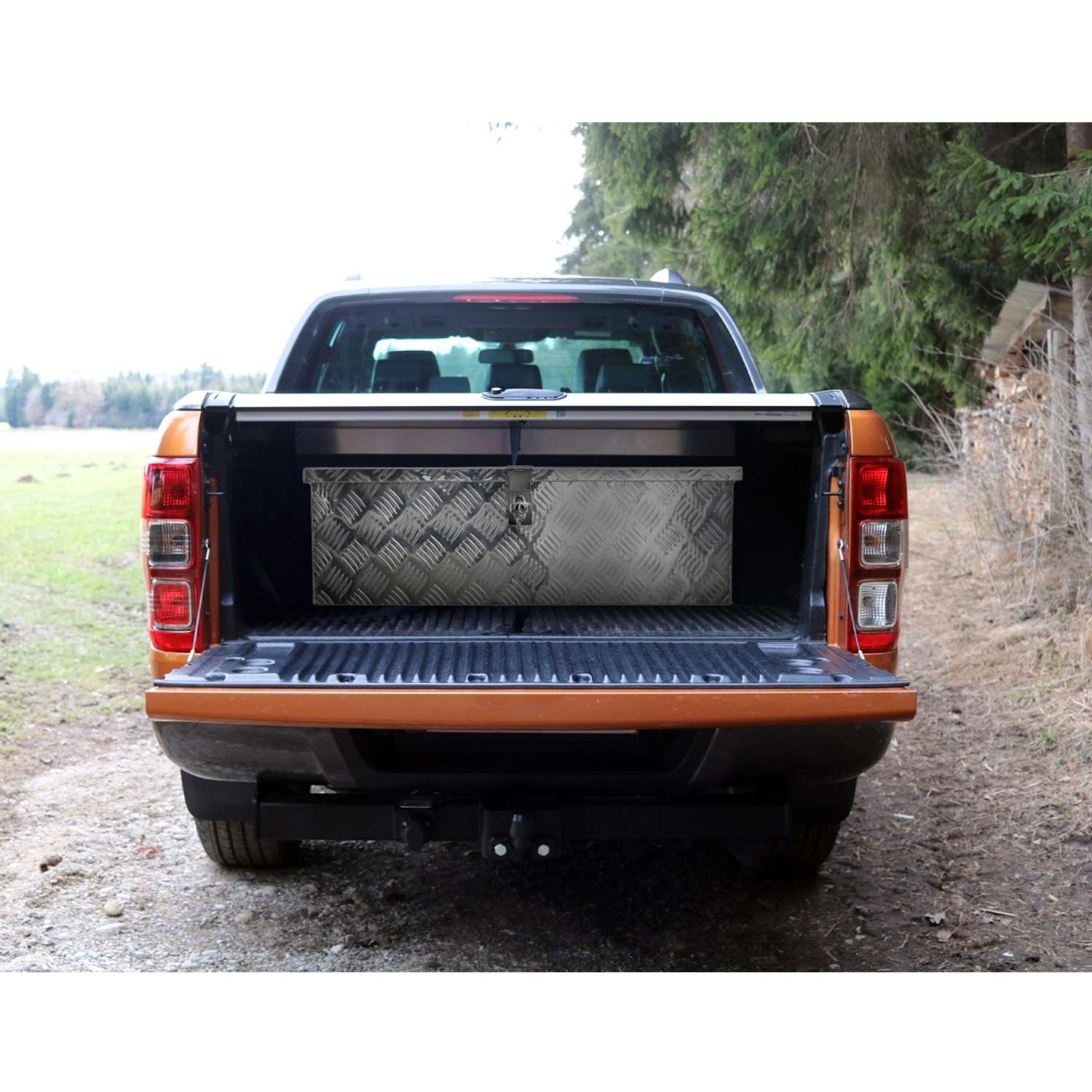 ECD Germany Alu Werkzeugkasten im Kofferraum eines Autos. Abschließbarer Werkzeugkoffer aus Aluminium.