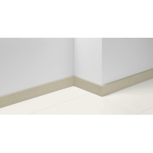 Parador Sockelleiste SL 18 Eiche D105, 70mm hoch, montiert an einer weißen Wand.
