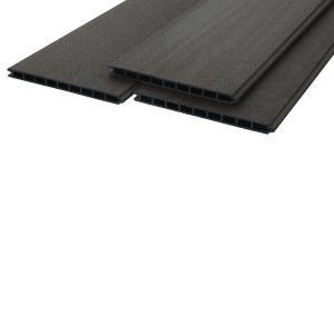 Drei anthrazitfarbene WPC Paneele (177x29x2,1cm) für Sichtschutzzaun-Elemente.