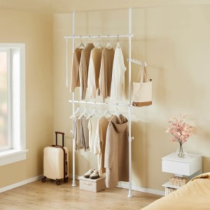 Weißer SoBuy Teleskop Kleiderständer mit zwei Stangen im Raum mit Kleidung.