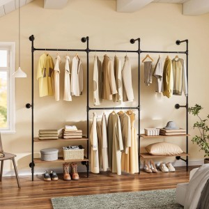 Wandmontierter Kleiderständer mit 4 Stangen und Regalen im Industrie-Look. Ideal zur Aufbewahrung von Kleidung und Accessoires.